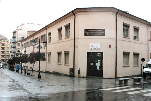 Entrada Colegio «Francisco de Vitoria», C/ Padilleros, 2